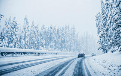 「スタッドレスタイヤの性能を引き出す雪道の運転術」の記事ページへ