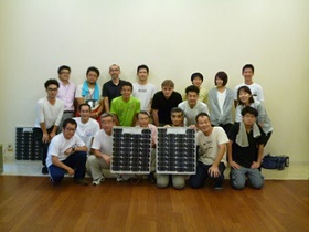 従業員が参加した手作り太陽光パネル講習会ボランティアの集合写真