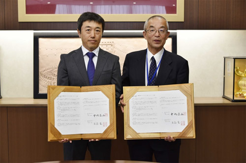 熊本県山鹿市役所で行われた契約締結調印式の様子