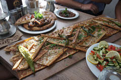 「【当世海外事情】トルコ／アクサライ－ 食べ過ぎ注意、トルコ版ピザ「ピデ」」の記事ページへ