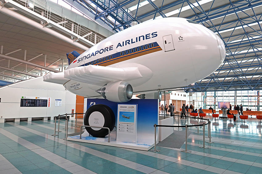 福岡空港の中に巨大航空機が登場 航空機用タイヤの実物にもご注目 Bridgestone Blog