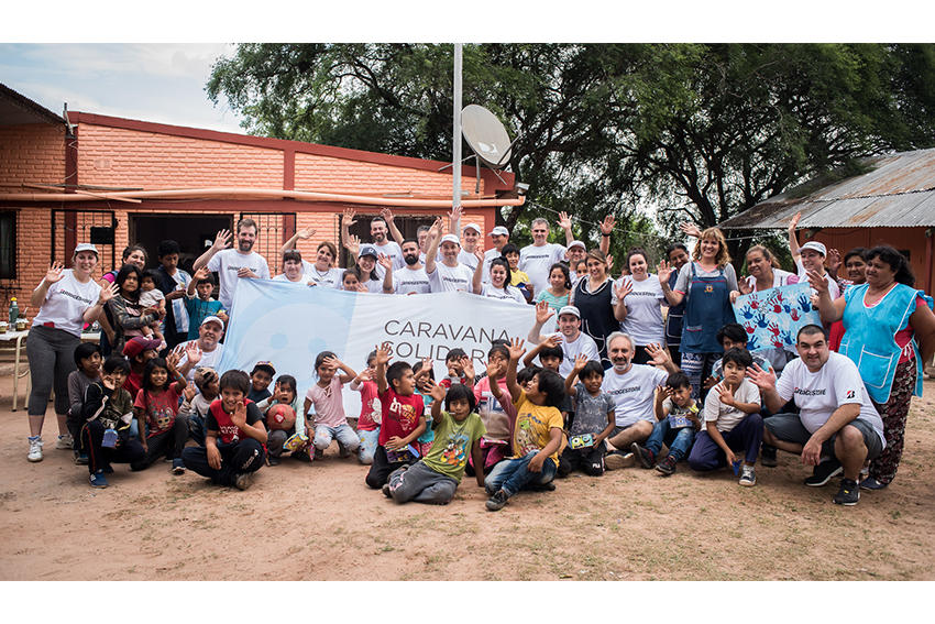 「野を越え山を越え、子供たちに生活必需品を届ける！ブリヂストンアルゼンチンのボランティア活動をご紹介します！」の記事ページへ