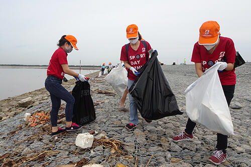 ブリヂストン・ハイフォン工場の有志が地域の人々と共に近隣の海岸の清掃活動を実施