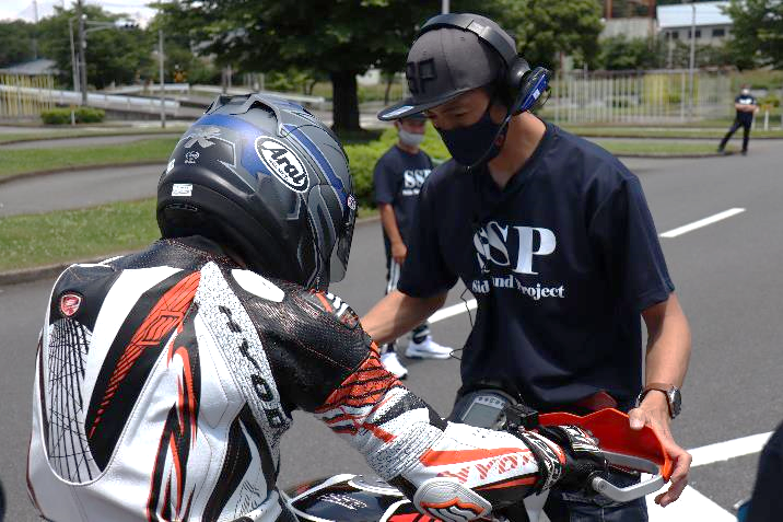 常に20名以上が参加を待っている「パラモトライダー体験走行会」。参加した方は青木治親さんからレクチャーを受けることができます