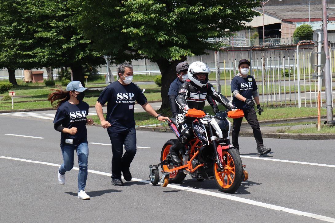 ボランティアとして参加したモータースポーツ企画・推進部長の原も伴走しながらパラモトライダーをサポートします