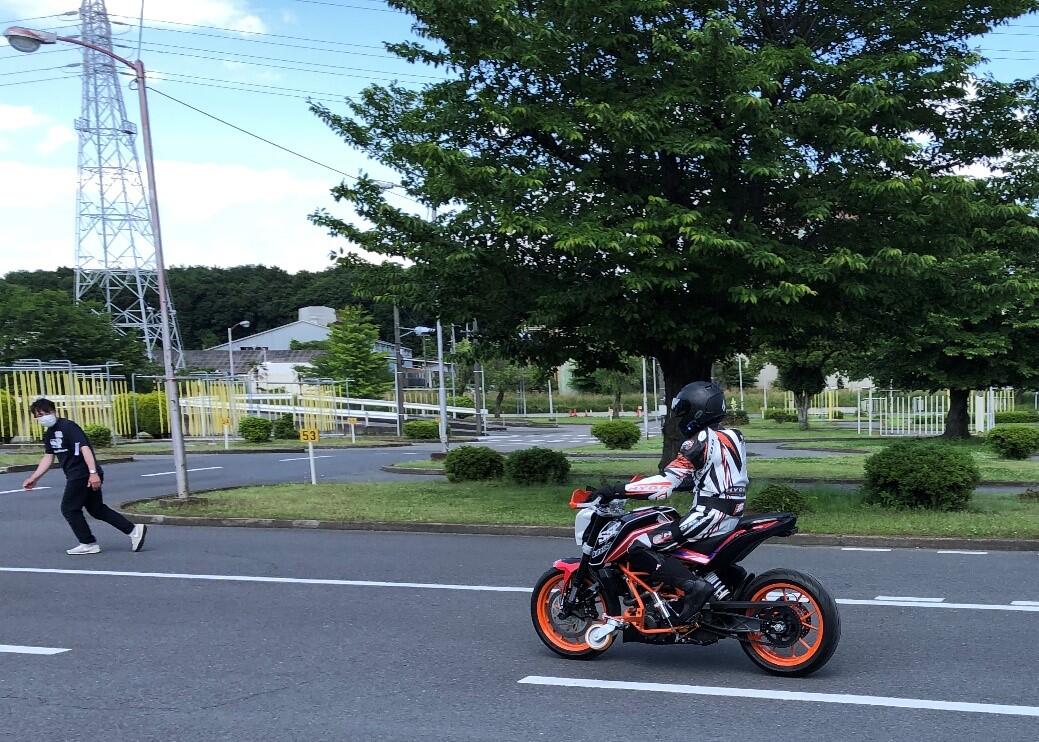 後ろ側の黒色の補助輪を外して前側のオレンジ色の補助輪を上げ、自走できるようになる方も。