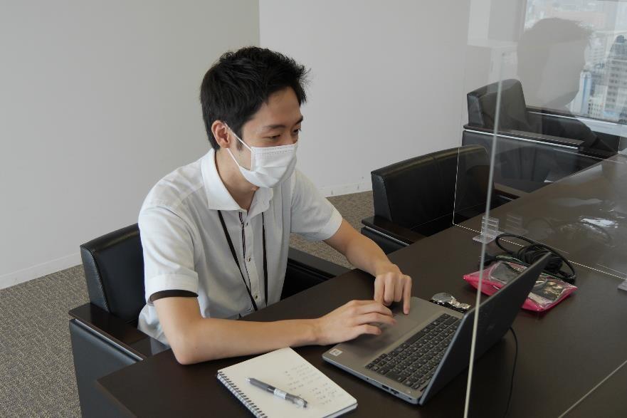 オンライン形式で実施された内々定者交流会の司会を行う清水