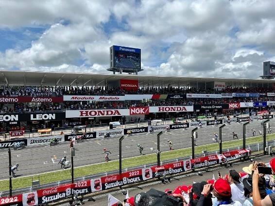 ルマン式スタートで一斉にレーサーがバイクまで駆け寄ってレースを開始