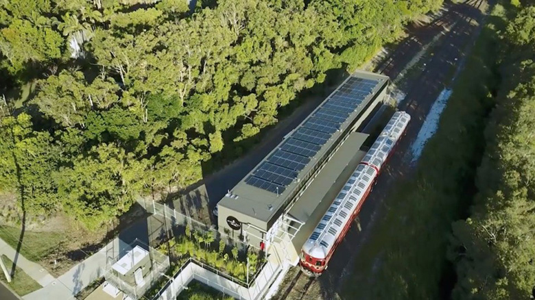 駅舎に設置されたソーラーパネル