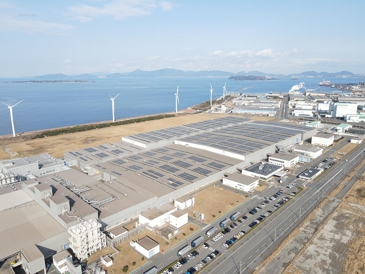 屋上太陽光発電パネルの様子 北九州工場