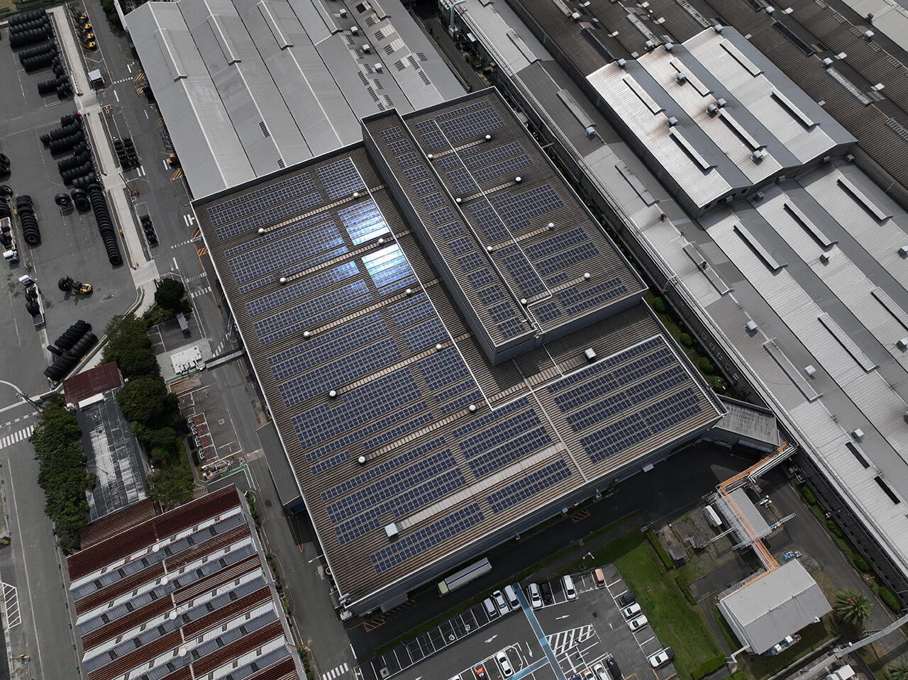 屋上太陽光発電パネルの様子 下関工場