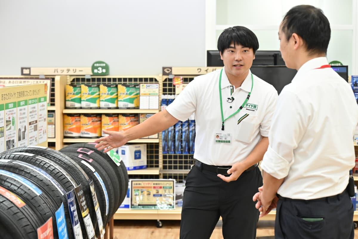タイヤの接客をしている様子