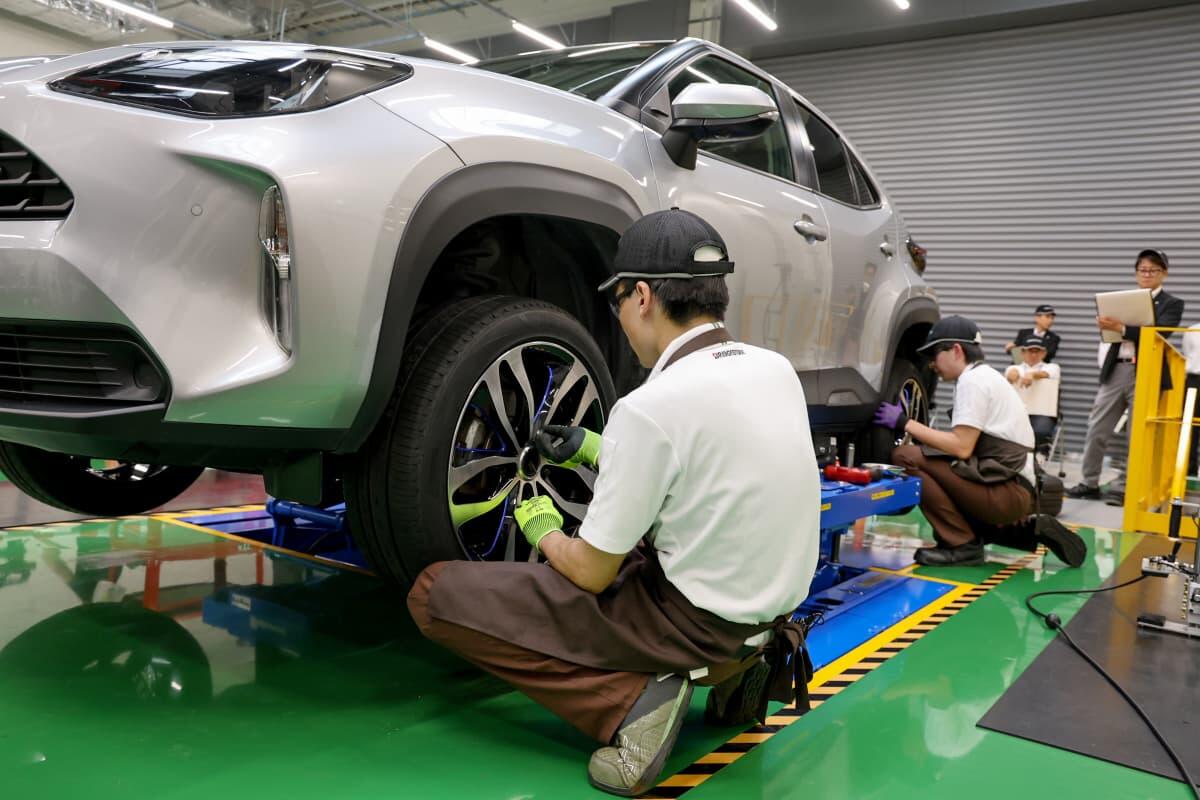 車にタイヤを付けている様子