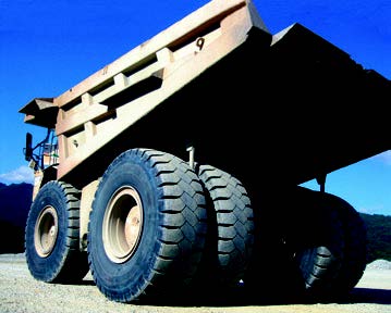露天掘り鉱山で活躍する超大型建設・鉱山車両用タイヤ