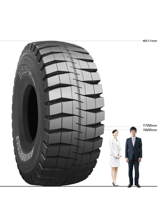 世界最大級のタイヤ（外径約4m）