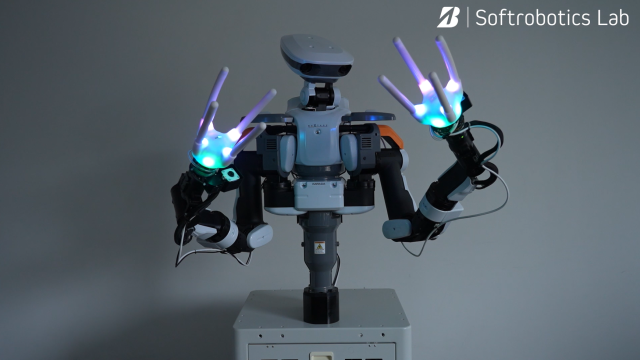もし、ヒト型双腕ロボットが柔軟なハンドを身につけたら。